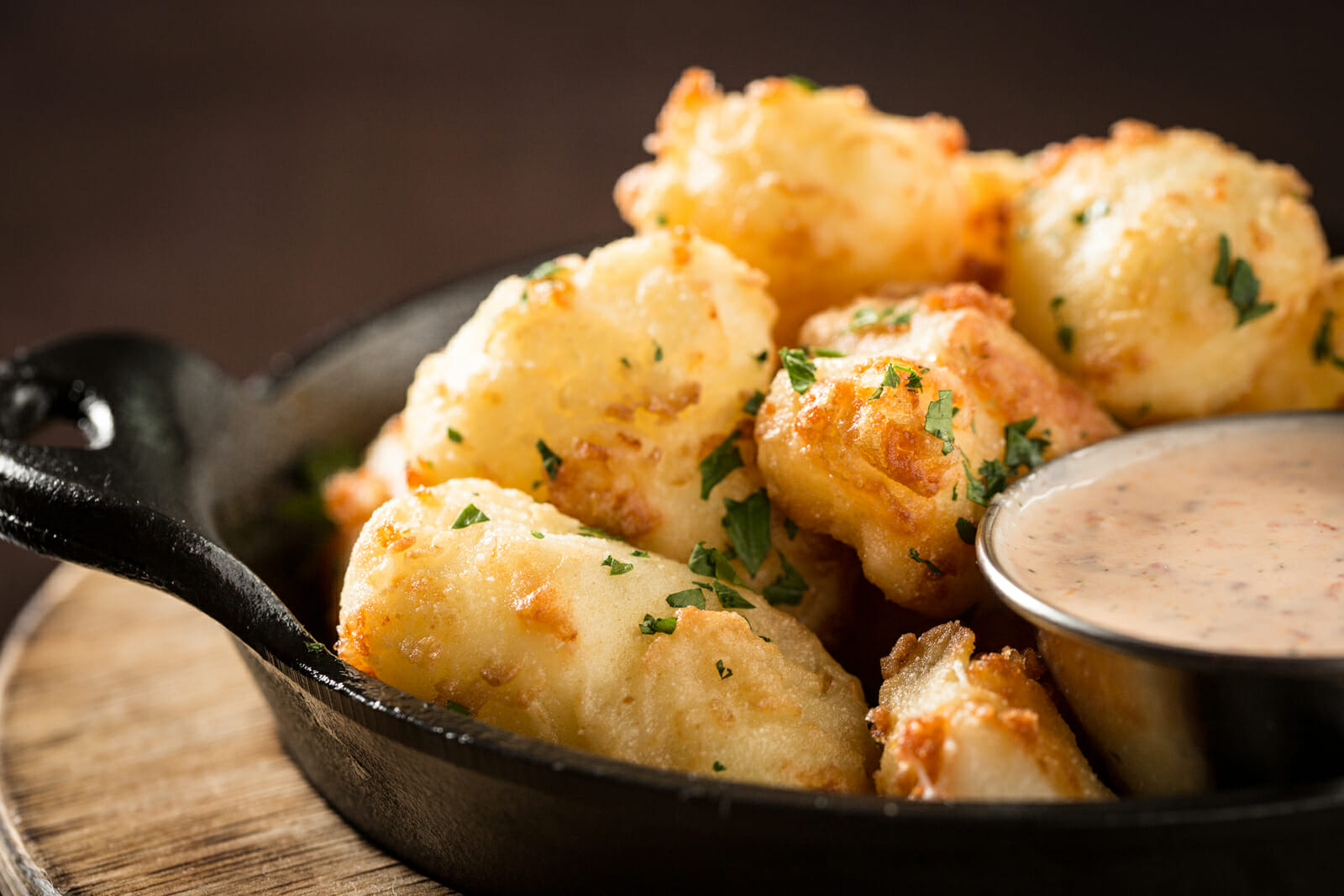 Cheesecurds in a cast iron pan